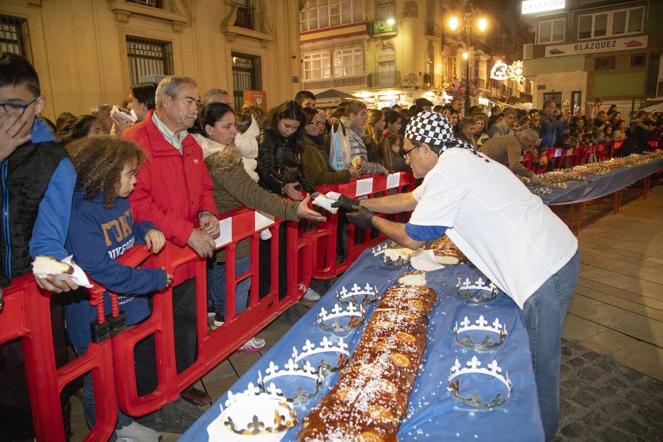 Los niños aprovechan la apertura de un parque infantil de Juan XXIII y degustan un roscón gratis en la Plaza del Ayuntamiento de Cartagena.