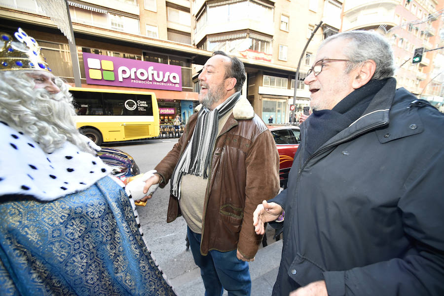 Para amenizar la espera de la llegada de sus Majestades se han repartido 3.000 raciones de roscón en La Glorieta