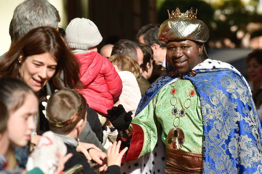 Para amenizar la espera de la llegada de sus Majestades se han repartido 3.000 raciones de roscón en La Glorieta