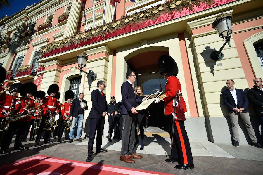 Para amenizar la espera de la llegada de sus Majestades se han repartido 3.000 raciones de roscón en La Glorieta