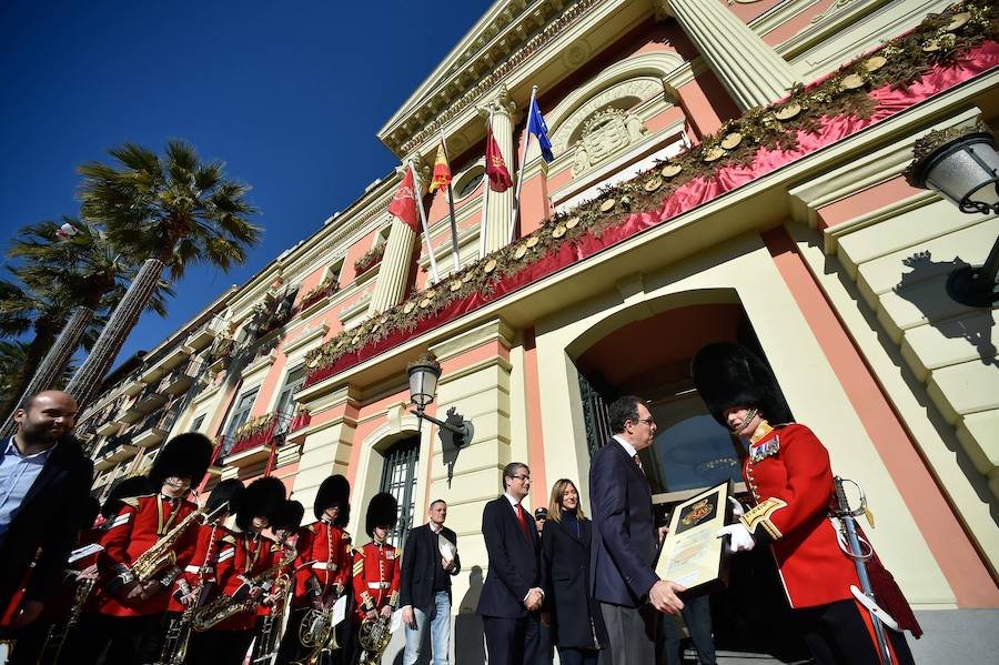 Para amenizar la espera de la llegada de sus Majestades se han repartido 3.000 raciones de roscón en La Glorieta