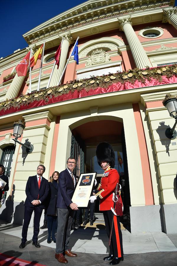 Para amenizar la espera de la llegada de sus Majestades se han repartido 3.000 raciones de roscón en La Glorieta