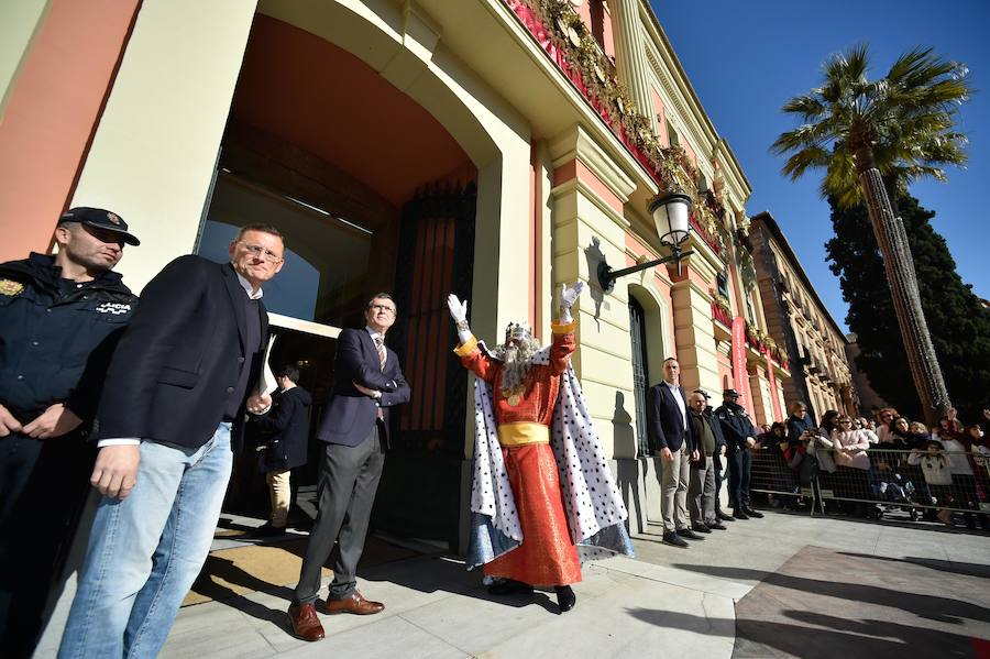 Para amenizar la espera de la llegada de sus Majestades se han repartido 3.000 raciones de roscón en La Glorieta