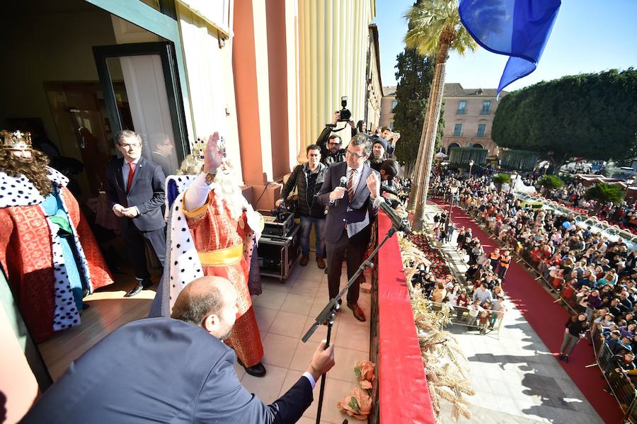 Para amenizar la espera de la llegada de sus Majestades se han repartido 3.000 raciones de roscón en La Glorieta