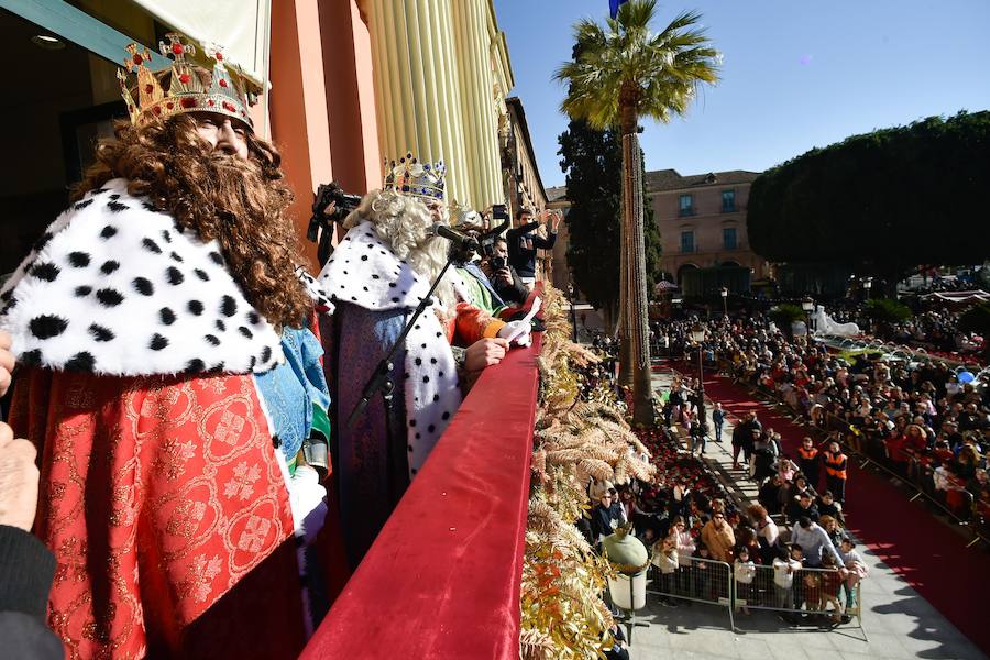 Para amenizar la espera de la llegada de sus Majestades se han repartido 3.000 raciones de roscón en La Glorieta