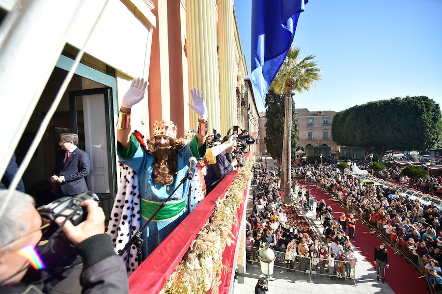 Para amenizar la espera de la llegada de sus Majestades se han repartido 3.000 raciones de roscón en La Glorieta