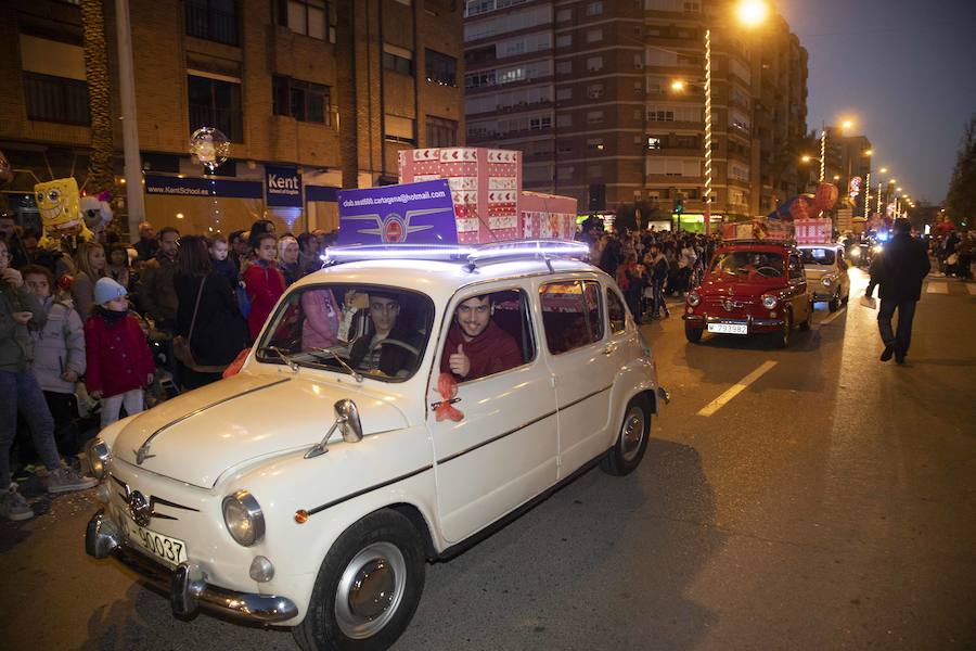 Niños y grandes disfrutan de un desfile con algunos parones para repostar los 18.000 muñecos y 3.000 kilos de caramelos que se repartieron durante el desfile