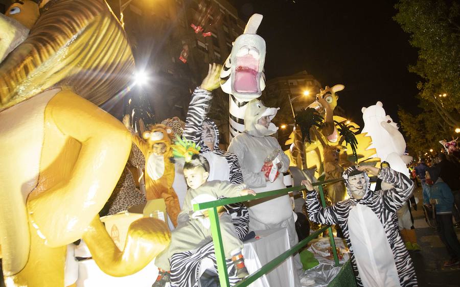 Niños y grandes disfrutan de un desfile con algunos parones para repostar los 18.000 muñecos y 3.000 kilos de caramelos que se repartieron durante el desfile