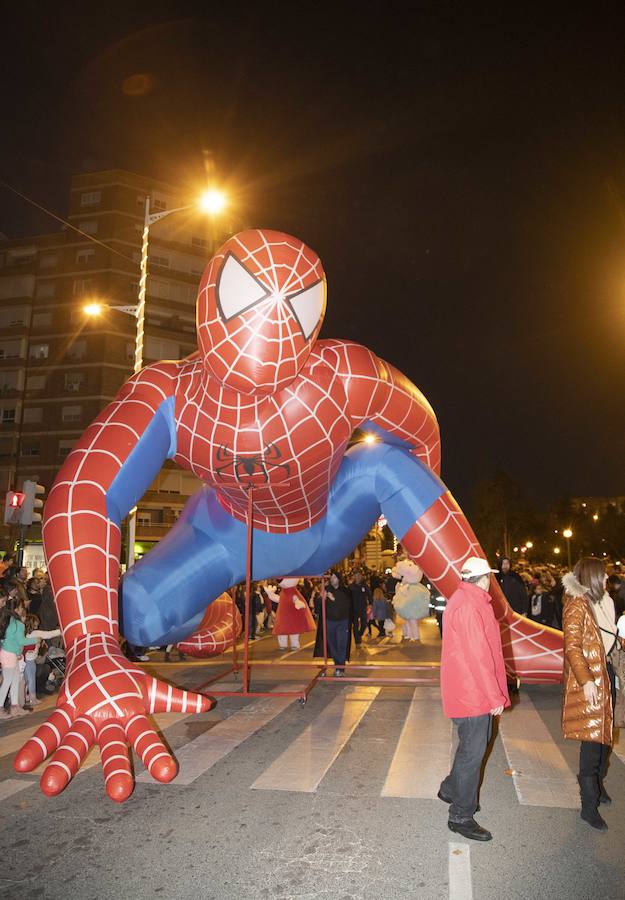 Niños y grandes disfrutan de un desfile con algunos parones para repostar los 18.000 muñecos y 3.000 kilos de caramelos que se repartieron durante el desfile