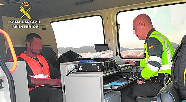 El conductor se somete a las pruebas de alcohol y drogas. 