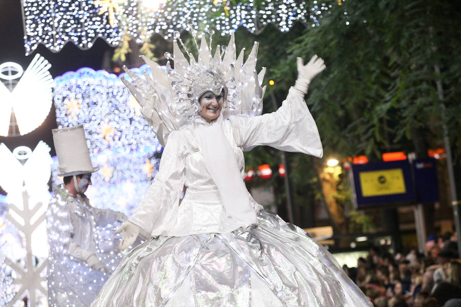 Unas 70.000 personas presenciaron un desfile que contó con los cuentos clásicos y tradicionales como hilo conductor