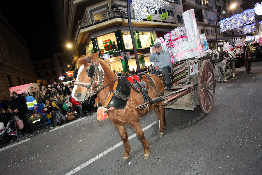 Unas 70.000 personas presenciaron un desfile que contó con los cuentos clásicos y tradicionales como hilo conductor