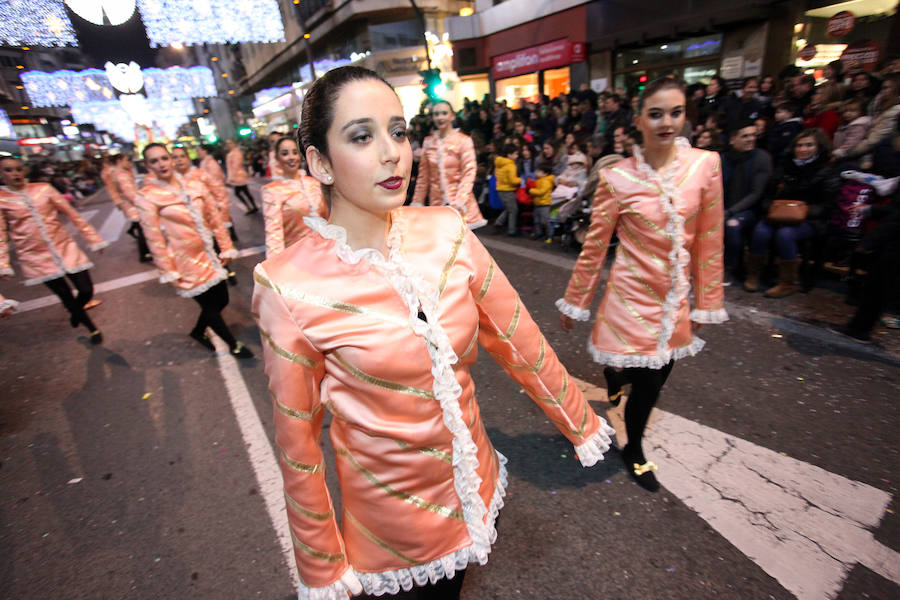 Unas 70.000 personas presenciaron un desfile que contó con los cuentos clásicos y tradicionales como hilo conductor