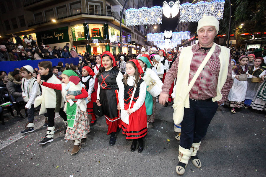 Unas 70.000 personas presenciaron un desfile que contó con los cuentos clásicos y tradicionales como hilo conductor