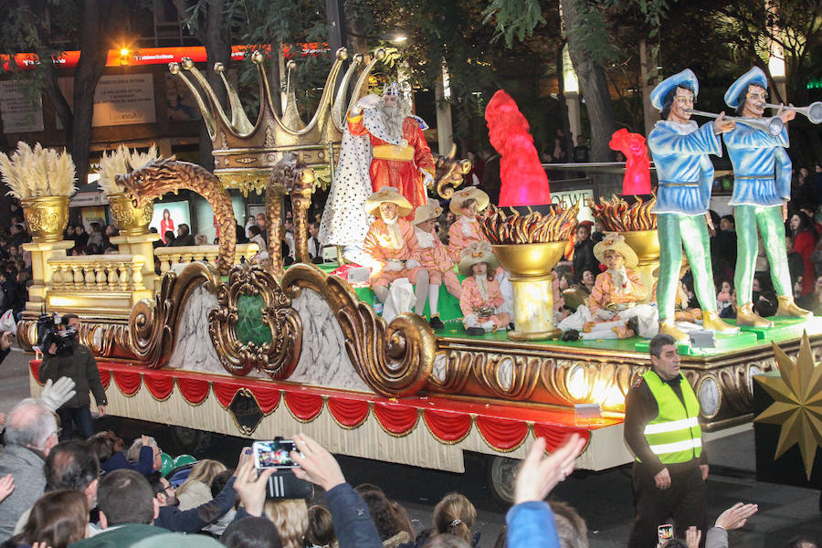 Unas 70.000 personas presenciaron un desfile que contó con los cuentos clásicos y tradicionales como hilo conductor