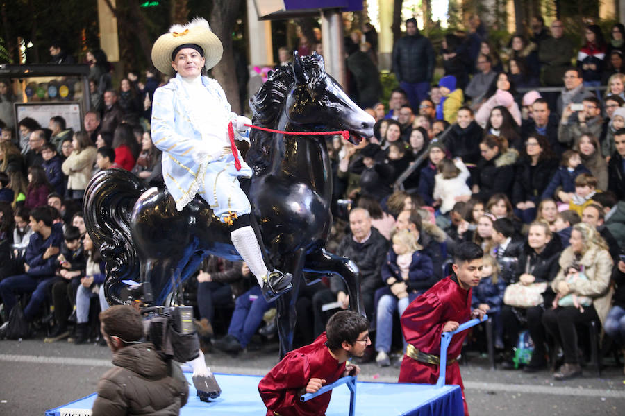 Unas 70.000 personas presenciaron un desfile que contó con los cuentos clásicos y tradicionales como hilo conductor