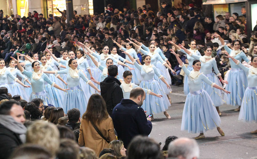 Unas 70.000 personas presenciaron un desfile que contó con los cuentos clásicos y tradicionales como hilo conductor