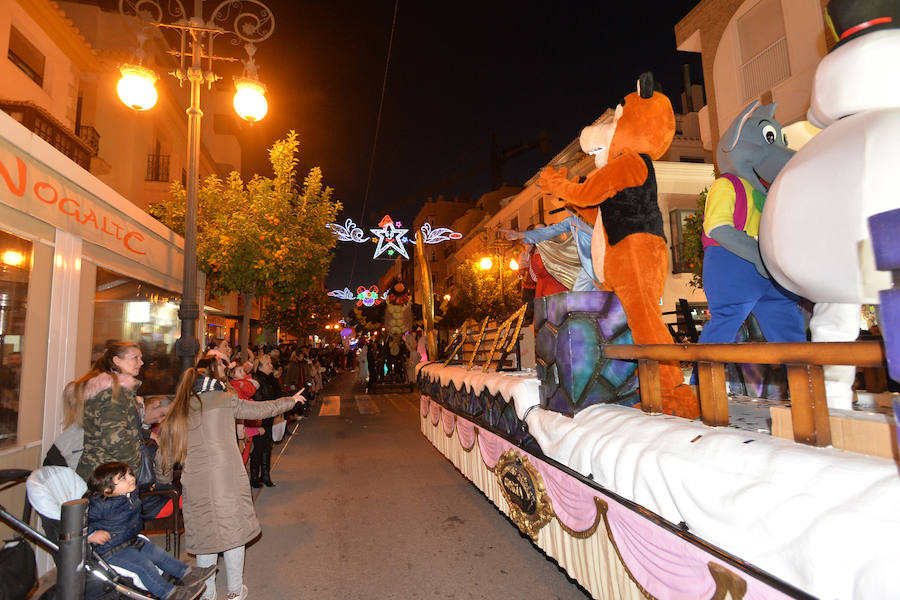Unos 400 figurantes participaron en el cortejo que repartió más de siete toneladas de caramelos y que tuvo como colofón una gran fiesta
