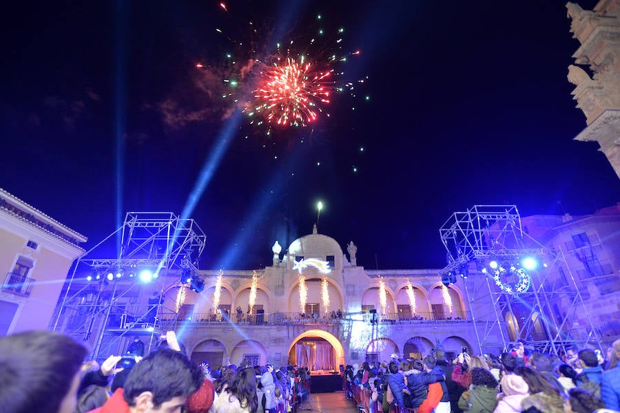 Unos 400 figurantes participaron en el cortejo que repartió más de siete toneladas de caramelos y que tuvo como colofón una gran fiesta