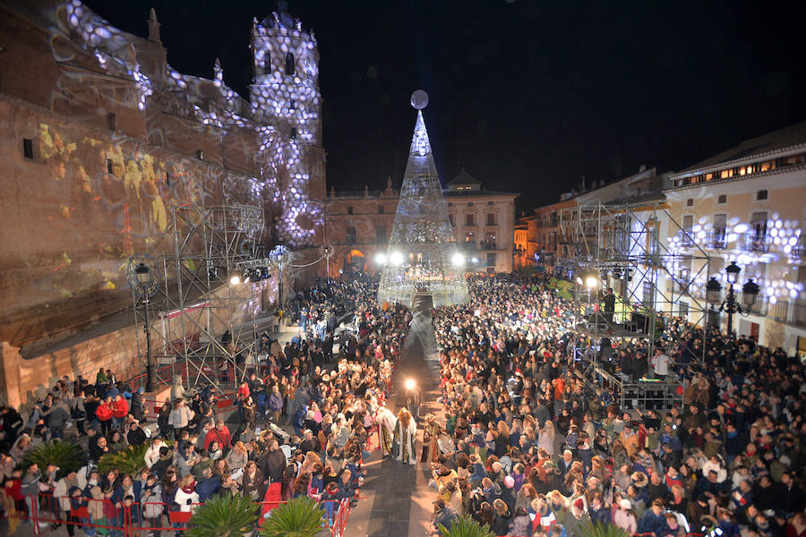 Unos 400 figurantes participaron en el cortejo que repartió más de siete toneladas de caramelos y que tuvo como colofón una gran fiesta
