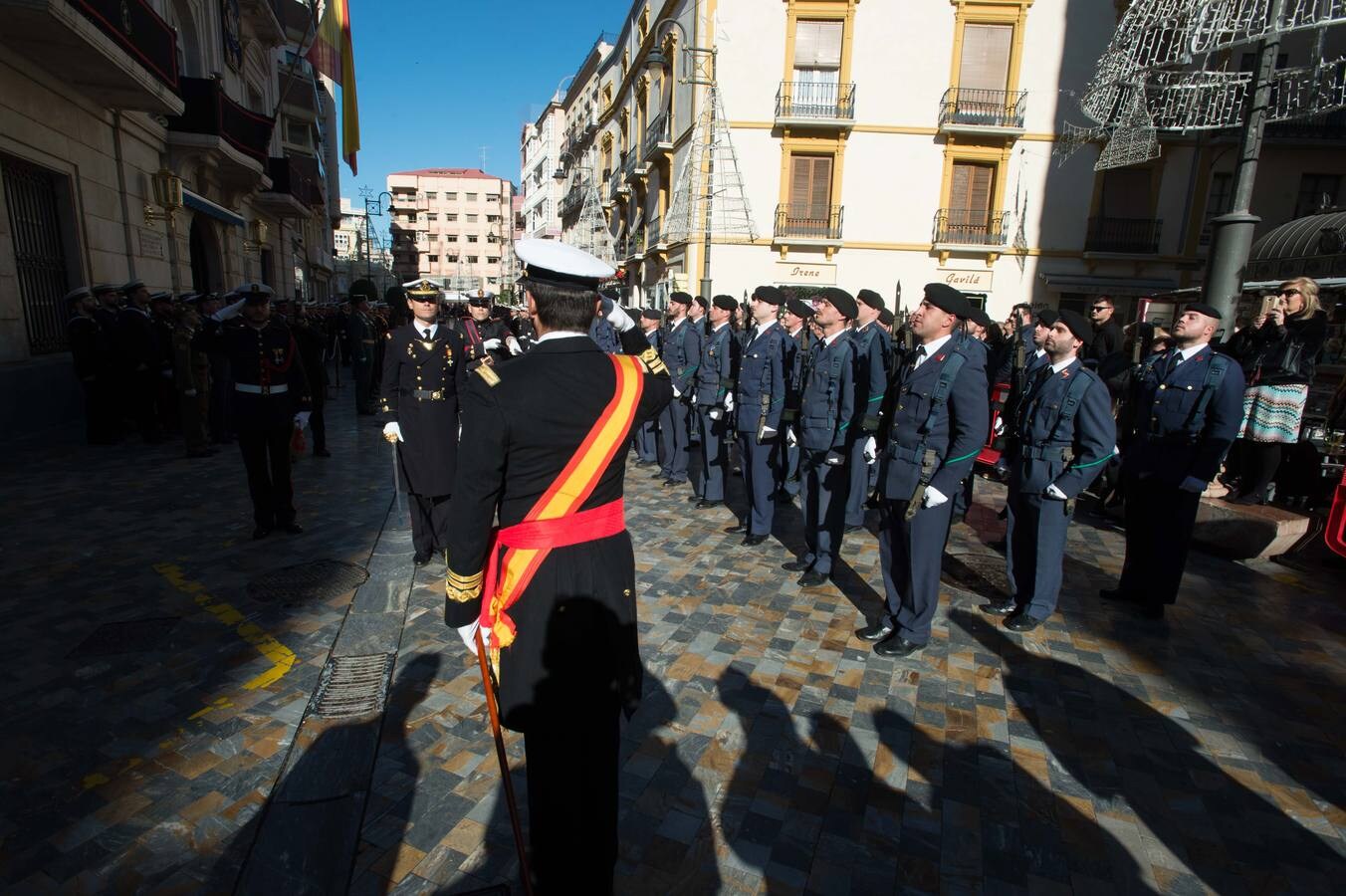 El Almirante de Acción Marítima, vicealmirante Manuel de la Puente Mora-Figueroa, presidió un desfile y una posterior recepción oficial en la sede de Capitanía General