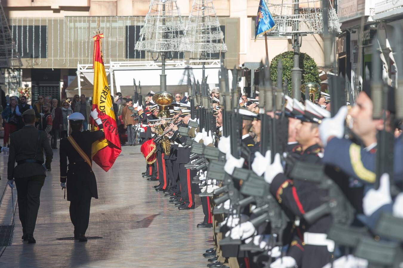 El Almirante de Acción Marítima, vicealmirante Manuel de la Puente Mora-Figueroa, presidió un desfile y una posterior recepción oficial en la sede de Capitanía General