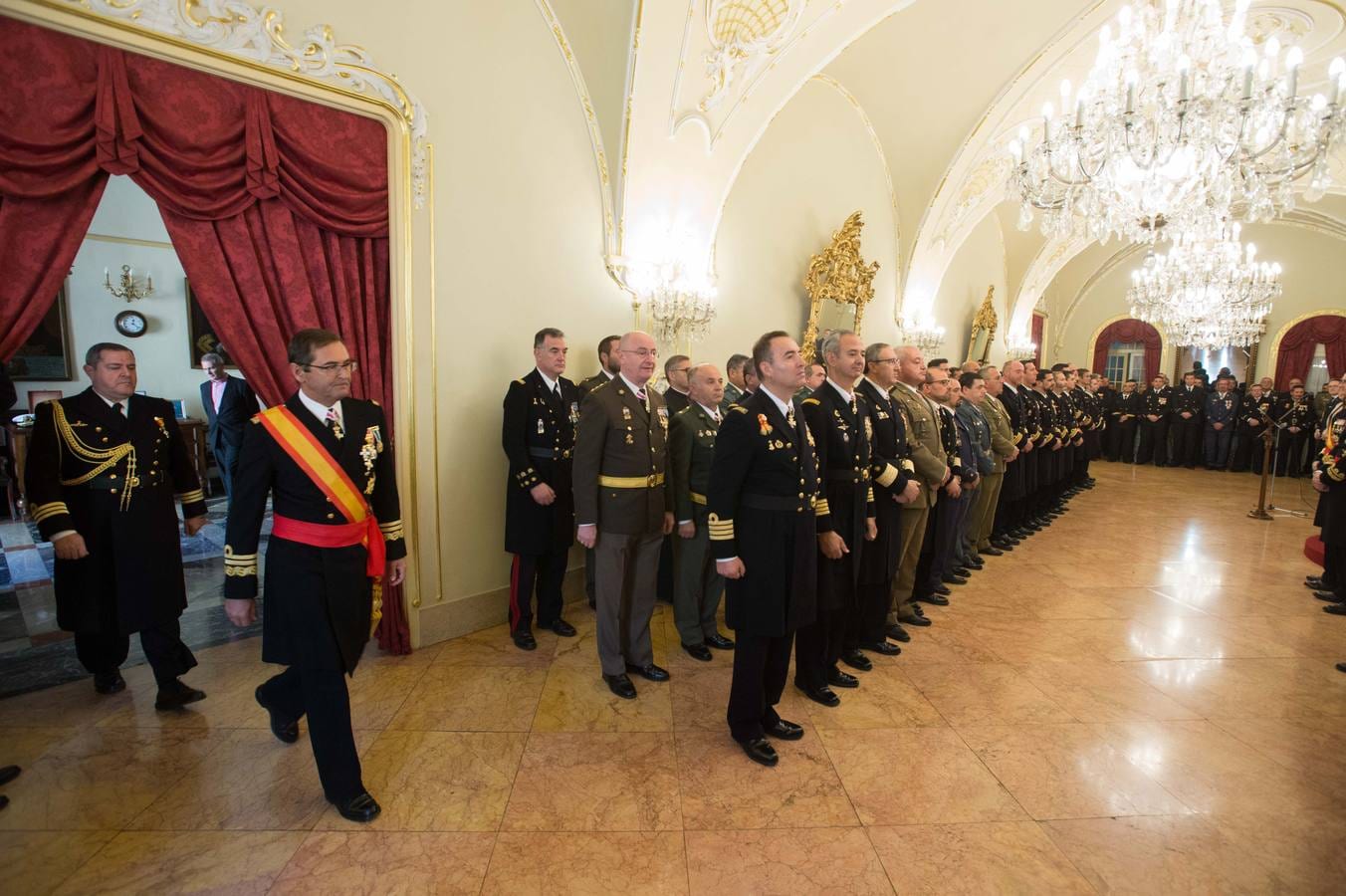 El Almirante de Acción Marítima, vicealmirante Manuel de la Puente Mora-Figueroa, presidió un desfile y una posterior recepción oficial en la sede de Capitanía General