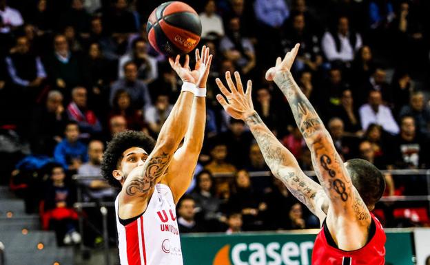 Booker tira a canasta frente a un jugador del Tecnyconta Zaragoza.