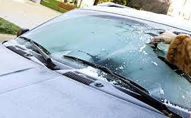 La Guardia Civil alerta de lo que no debes hacer nunca para quitar el hielo del parabrisas