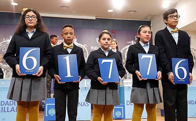 Los niños de San Ildefonso muestran el segundo premio del sorteo, del que se vendió un décimo en Fortuna.