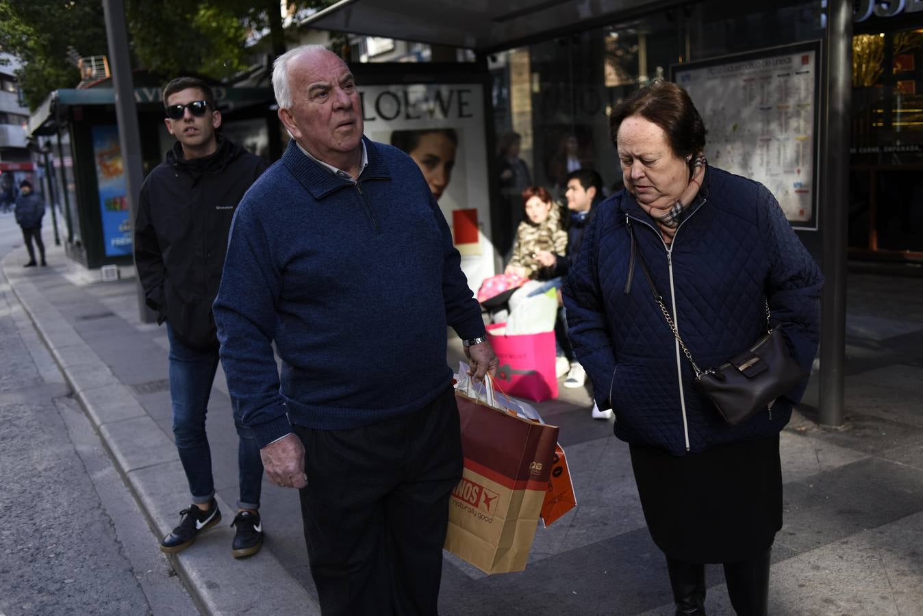 Cientos de personas acuden a los comercios para aprovechar los descuentos en miles de artículos