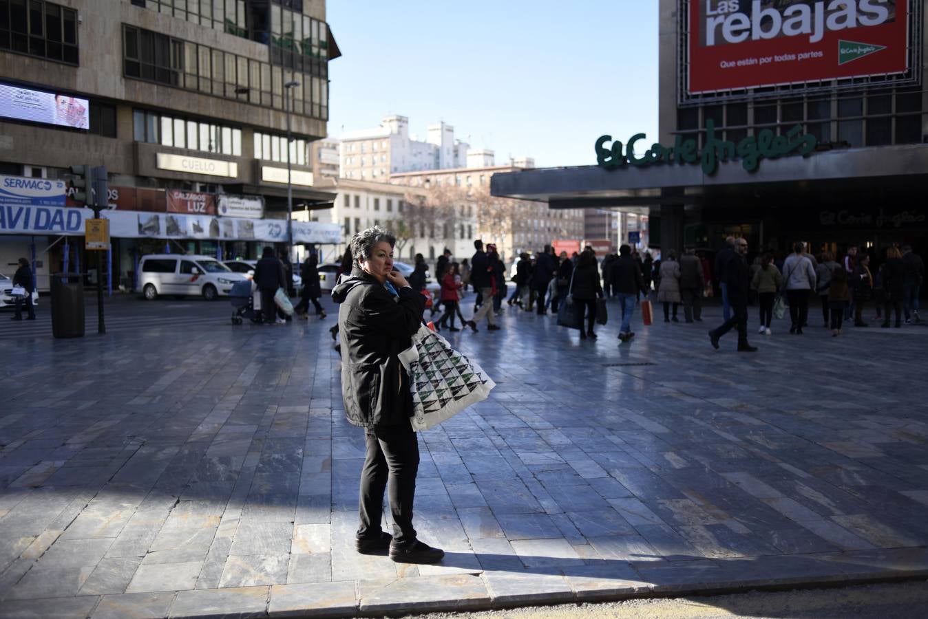 Cientos de personas acuden a los comercios para aprovechar los descuentos en miles de artículos