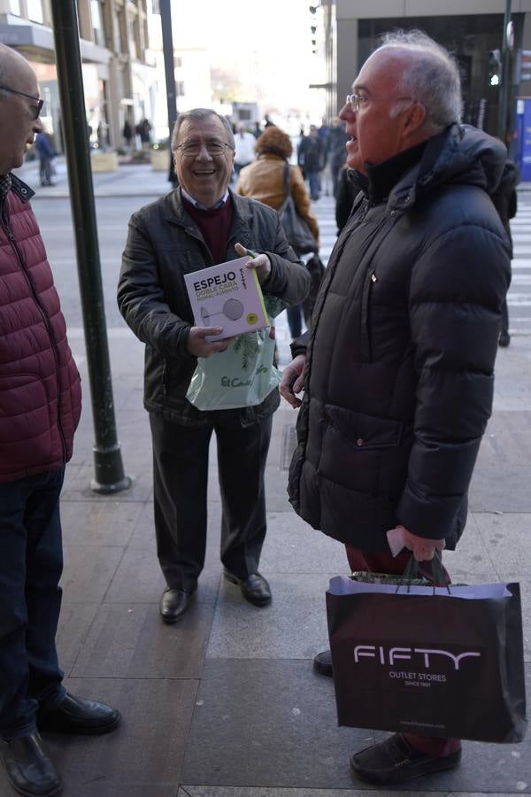 Cientos de personas acuden a los comercios para aprovechar los descuentos en miles de artículos