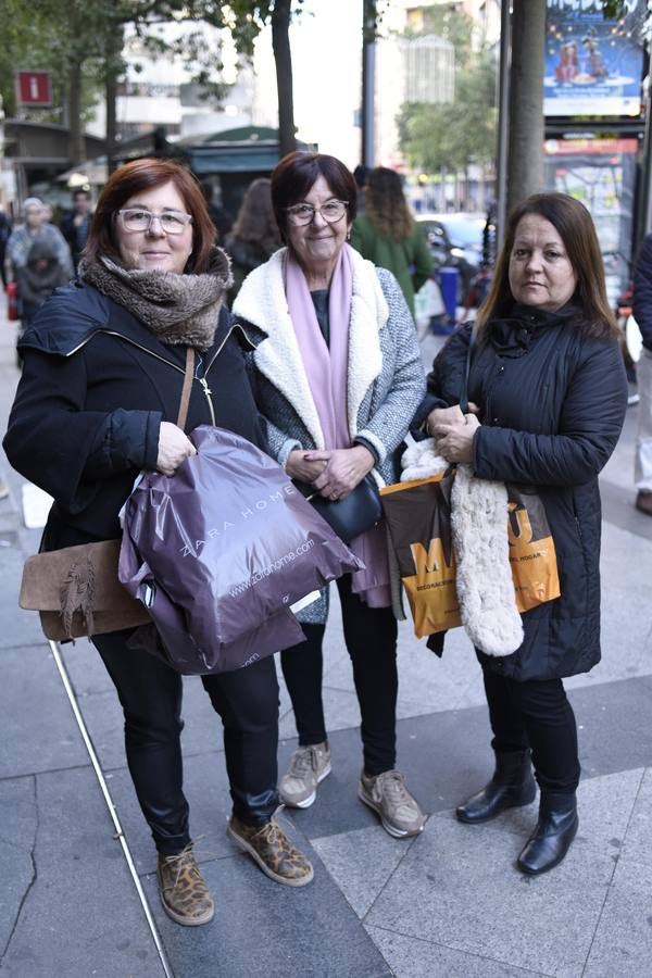 Cientos de personas acuden a los comercios para aprovechar los descuentos en miles de artículos