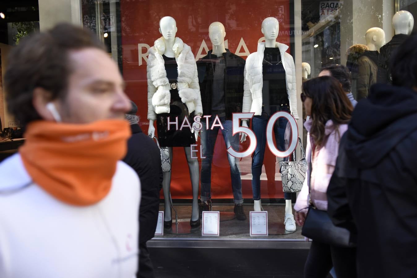 Cientos de personas acuden a los comercios para aprovechar los descuentos en miles de artículos