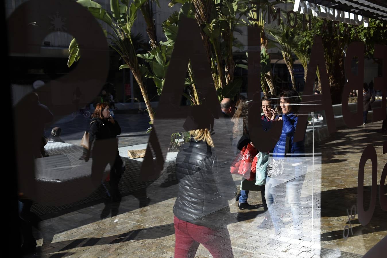 Cientos de personas acuden a los comercios para aprovechar los descuentos en miles de artículos