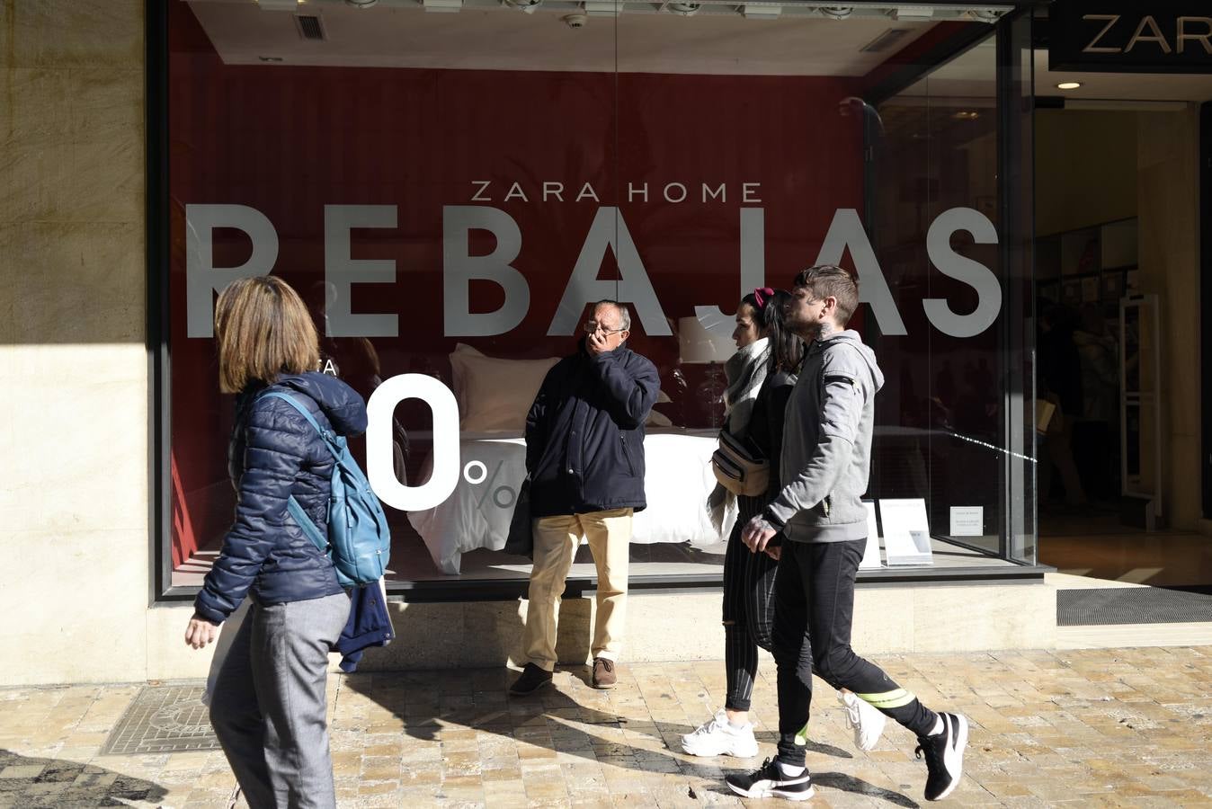 Cientos de personas acuden a los comercios para aprovechar los descuentos en miles de artículos