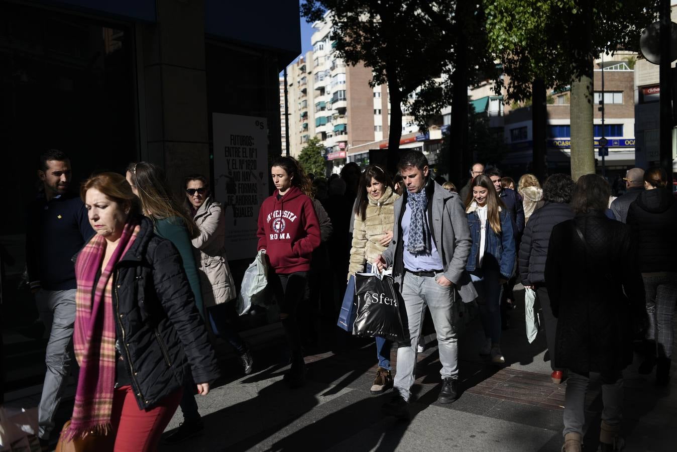 Cientos de personas acuden a los comercios para aprovechar los descuentos en miles de artículos