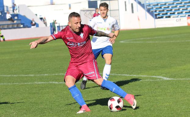 Un jugador del Jumilla dispara a portería.