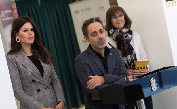 La consejera Miriam Guardiola, junto a la directora general del ICA, Marta López-Briones, y al responsable de programación de la Filmoteca, Ángel Cruz, durante la presentación de la programación de enero a abril de 2019.