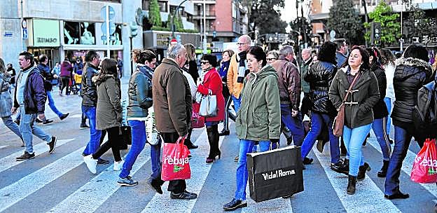Así de animadas estaban ayer las calles del centro de Murcia, con mucha gente con bolsas de compras, en el primer día de las rebajas de invierno. 