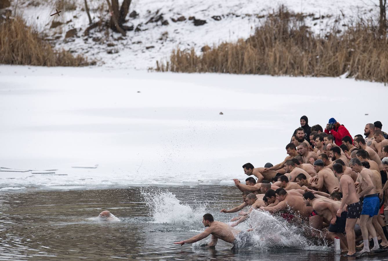 El Día de la Epifanía se celebra de una forma peculiar en algunos países de Europa. Retanto al frío, los habitantes de Brissago, en Suiza, se sumergen en el tradicional baño de Epifanía que consiste en recorrer 80 metros de distancia en el Lago Maggiore. En Sofia (Bulgaria), se lanzan al agua para encontrar una cruz de madera. 