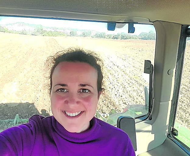 María de los Ángeles en su tractor, la foto que en solo unas horas ha dado la vuelta a España. 