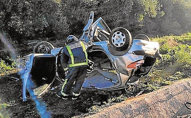 Un bombero trabaja en un accidente, en Cieza, en el que falleció una joven de 24 años durante el pasado mes de diciembre.
