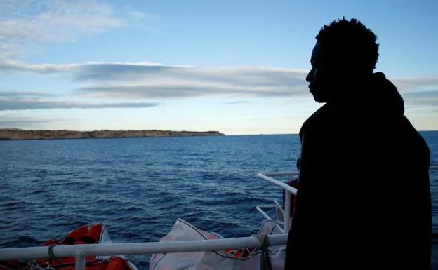Un migrante observa la costa de Malta desde el Sea-Watch 3.