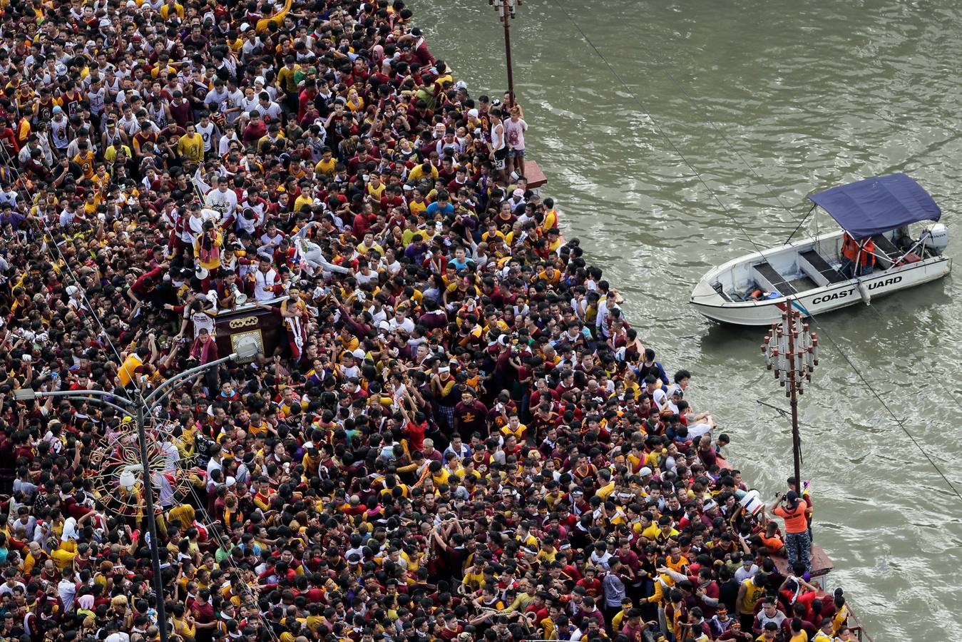 Devotos católicos descalzos empujan durante la procesión en un intento por tocar el Nazareno Negro, una estatua centenaria de un Jesucristo sufriente. Se dice que la estatua de madera de tamaño natural fue traída a Manila (Filipinas), por un sacerdote español.