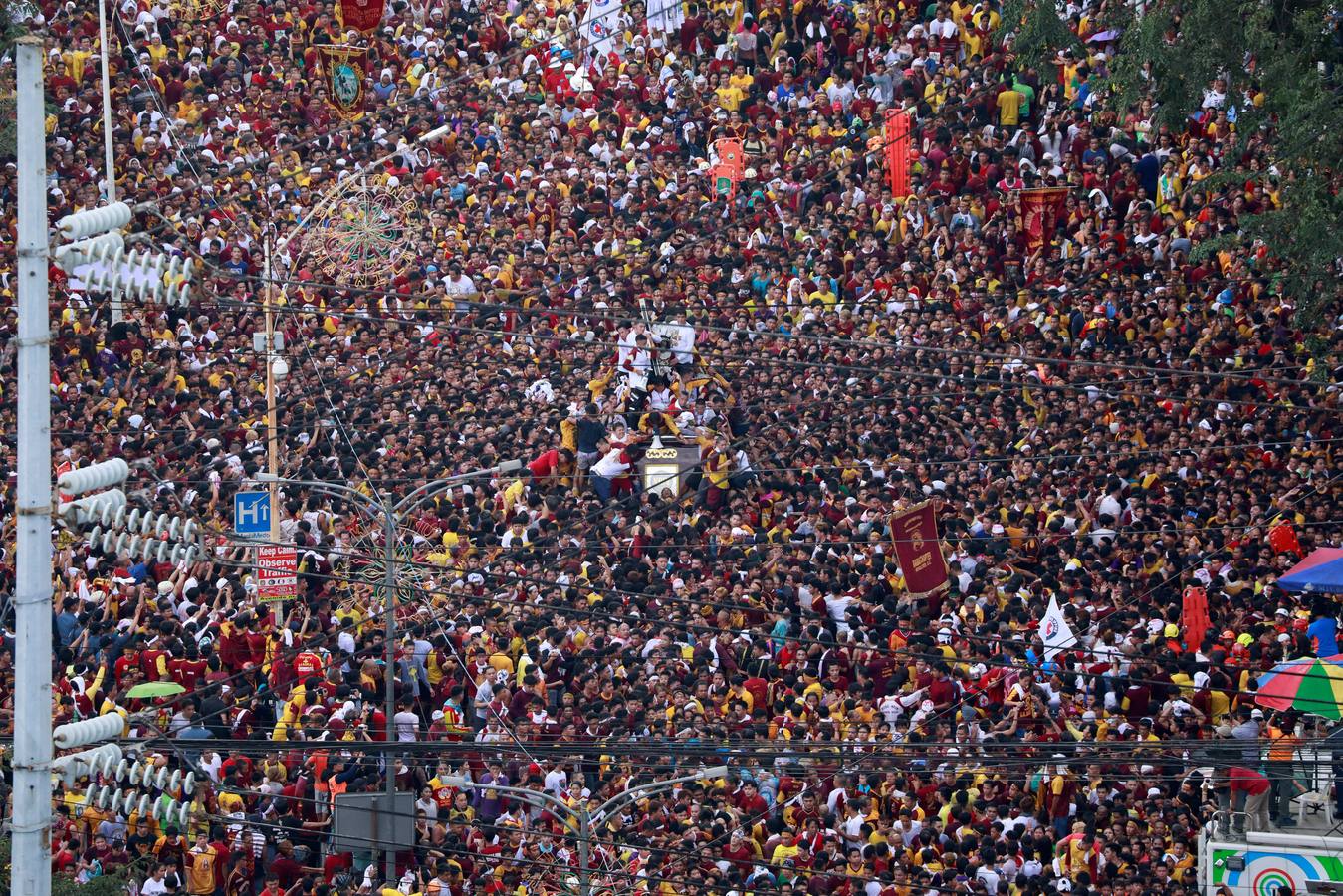 Devotos católicos descalzos empujan durante la procesión en un intento por tocar el Nazareno Negro, una estatua centenaria de un Jesucristo sufriente. Se dice que la estatua de madera de tamaño natural fue traída a Manila (Filipinas), por un sacerdote español.