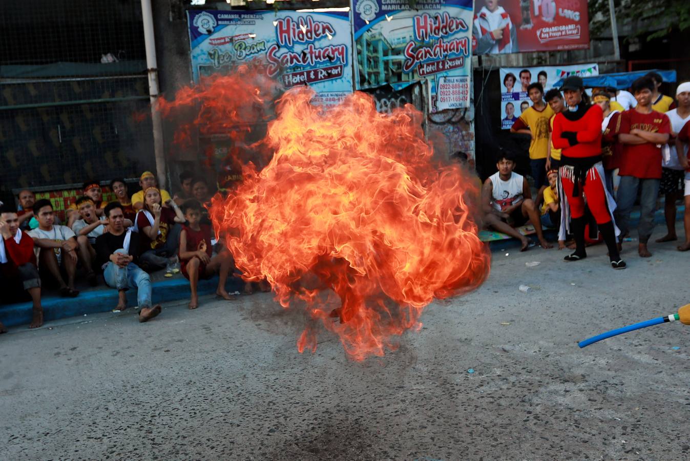 Devotos católicos descalzos empujan durante la procesión en un intento por tocar el Nazareno Negro, una estatua centenaria de un Jesucristo sufriente. Se dice que la estatua de madera de tamaño natural fue traída a Manila (Filipinas), por un sacerdote español.