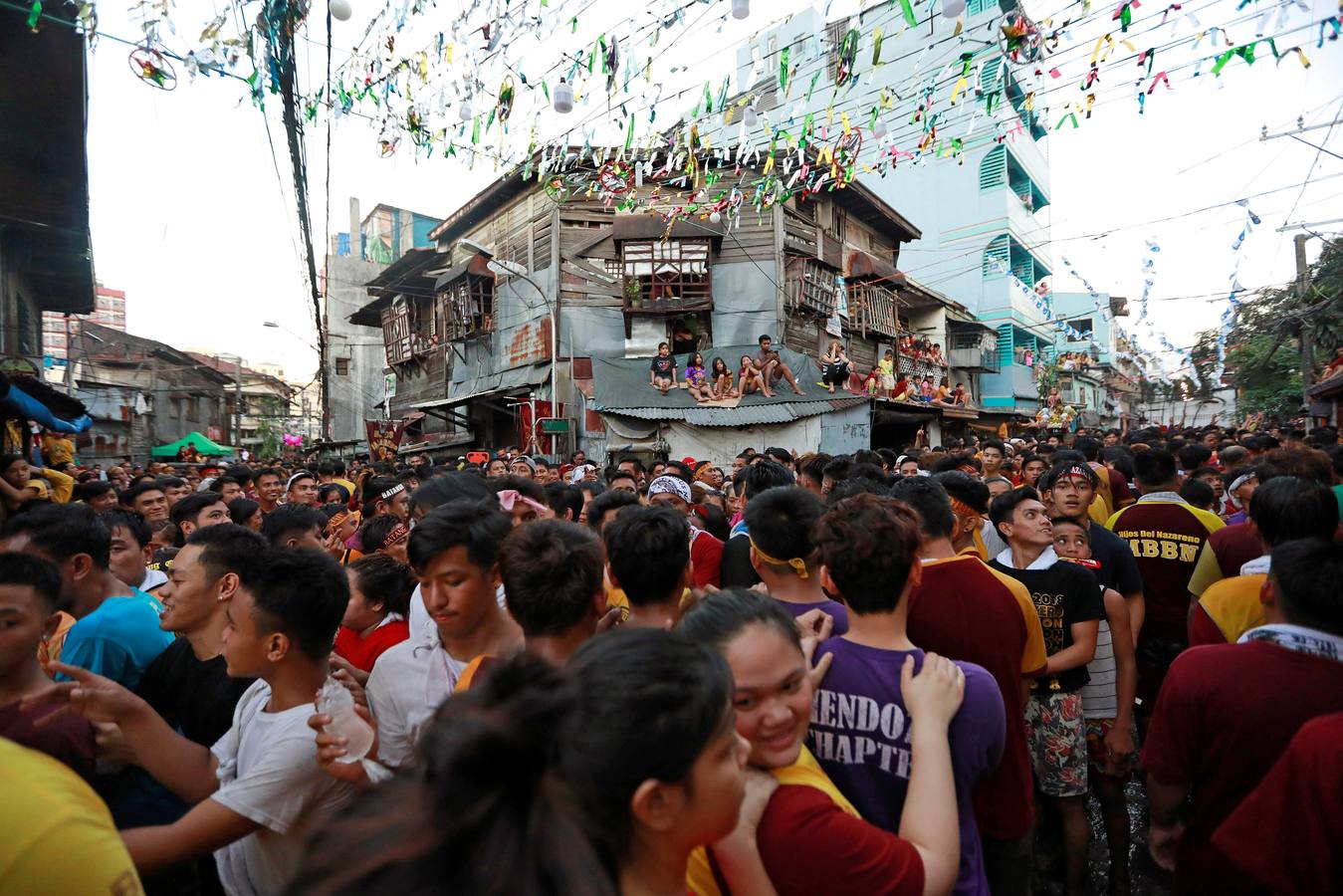 Devotos católicos descalzos empujan durante la procesión en un intento por tocar el Nazareno Negro, una estatua centenaria de un Jesucristo sufriente. Se dice que la estatua de madera de tamaño natural fue traída a Manila (Filipinas), por un sacerdote español.