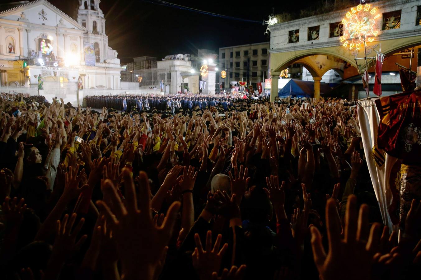 Devotos católicos descalzos empujan durante la procesión en un intento por tocar el Nazareno Negro, una estatua centenaria de un Jesucristo sufriente. Se dice que la estatua de madera de tamaño natural fue traída a Manila (Filipinas), por un sacerdote español.